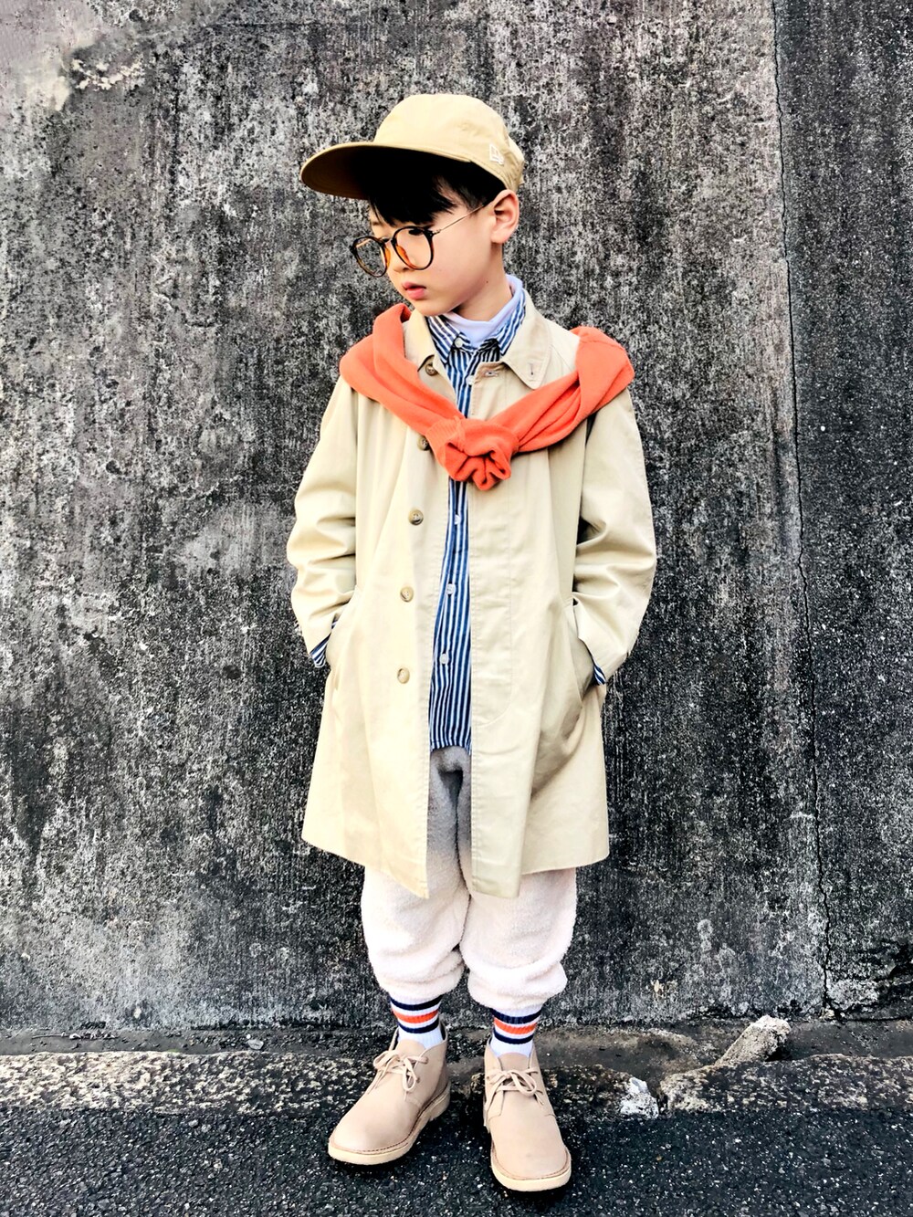 オレンジ系のカーディガン/ボレロ、ブルー系のシャツ/ブラウス、ホワイト系のパンツを着用したキッズの冬コーディネートの3枚目の写真