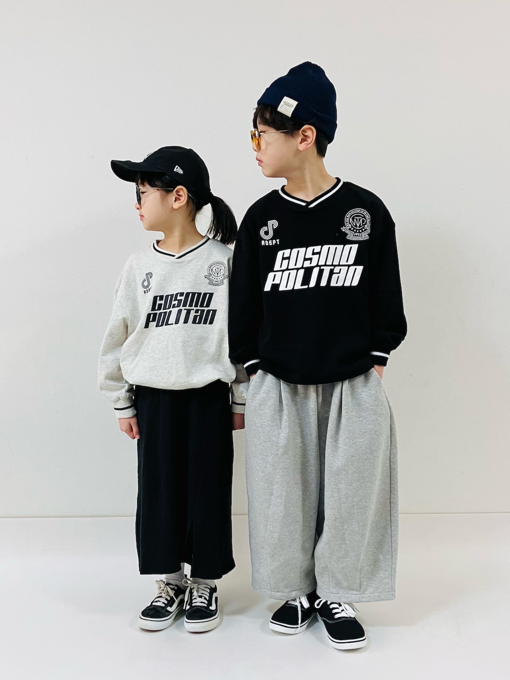 ブラック系のスウェット、ホワイト系のスウェット、ブラック系のスカートを着用したキッズの冬コーディネートの2枚目の写真