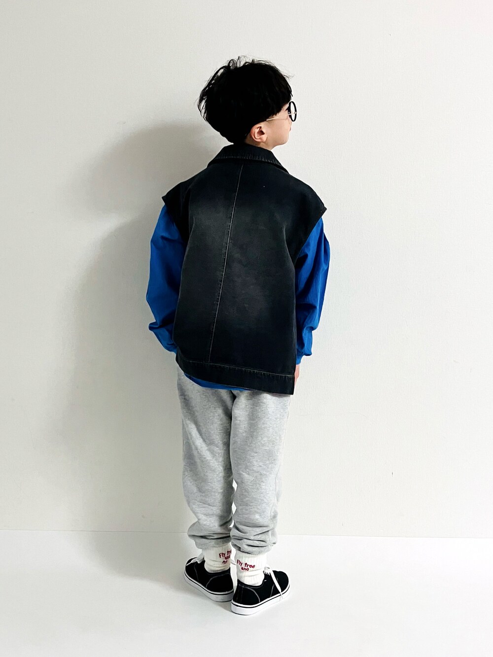 ホワイト系のトップス、ブルー系のシャツ/ブラウス、グレー系のスウェットパンツを着用したキッズの冬コーディネートの4枚目の写真