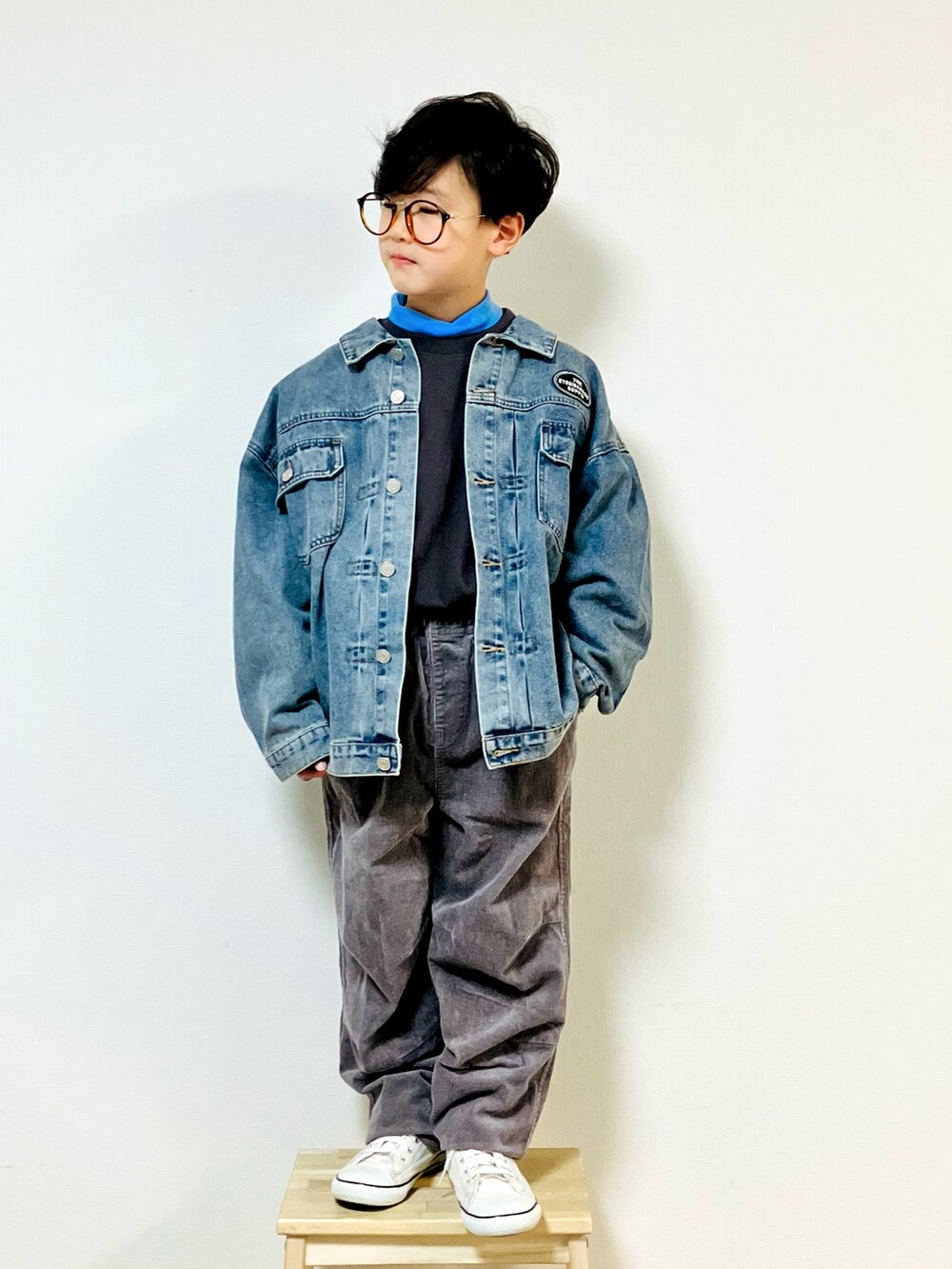「サロペット、レイヤードスタイル、タートルネック、デニム、デニムジャケット、ロンT、カジュアルコーデ、スニーカー、ロンTコーデ」｜「the_otogibanashi_supplyのアイテム（Tシャツ/カットソー、グレー系）」を使った、syun★さん（キッズ・131cm）の冬コーディネートの4枚目の写真