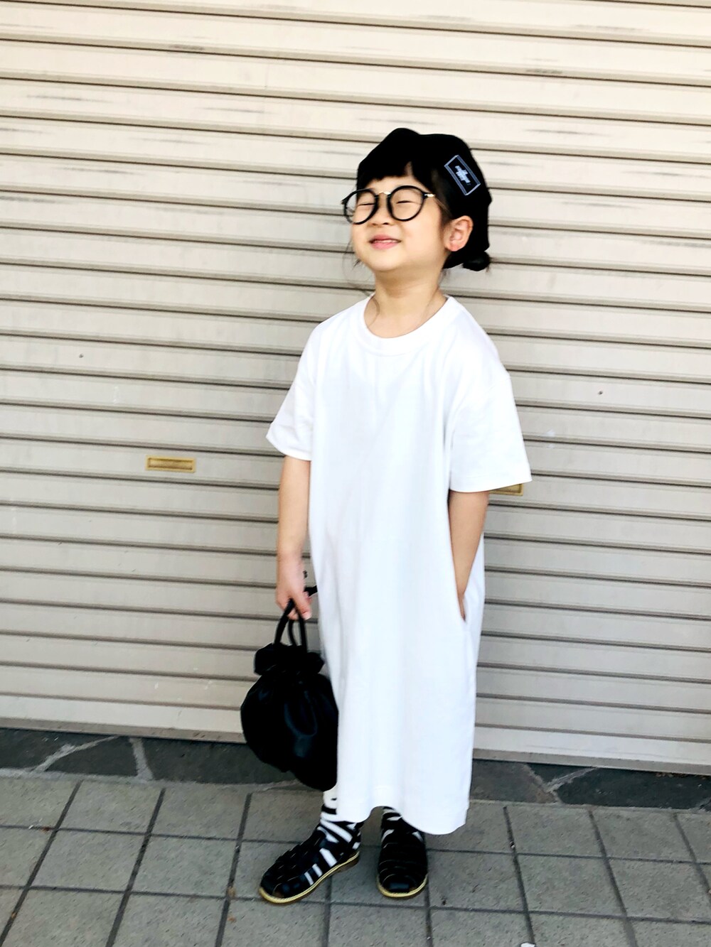 「ごきげんウィーク、ベレー帽、シャツワンピ、Tシャツワンピ、ボーダー、巾着バッグ、グルカサンダル、休日スタイル、ゆるコーデ、休日コーデ、プチプラ、夏コーデ、モノトーン、シンフルコーデ、Tシャツワンピース」｜「the_otogibanashi_supplyのアイテム（ハンチング/ベレー帽、ブラック系）」を使った、syun★さん（キッズ・120cm）の春コーディネートの2枚目の写真