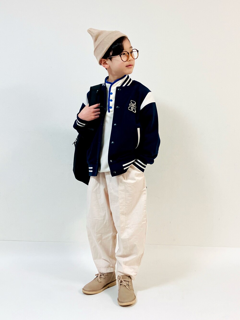 「冬コーデ、スタジャン、冬春コーデ、ホワイトパンツ、ブーツ、めがね、ニットキャップ、バックパック」｜「UNIQLOのアイテム（スタジャン、ブルー系）」を使った、syun★さん（キッズ・136cm）の冬コーディネートの4枚目の写真