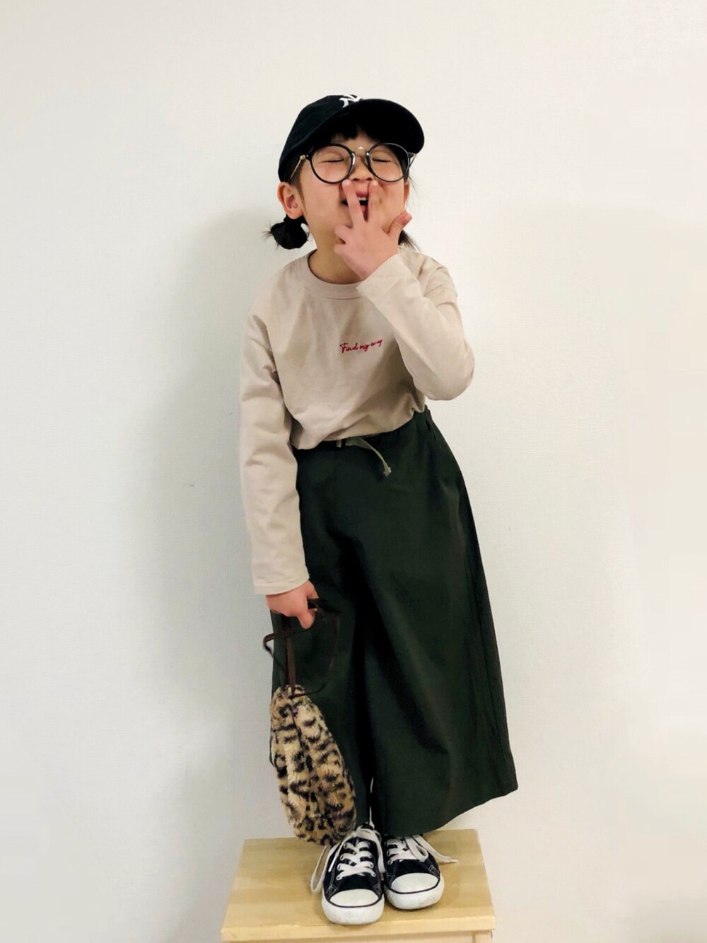 ベージュ系のTシャツ/カットソー、グリーン系のその他パンツ、ブラック系のスニーカーを着用したキッズの春コーディネートの2枚目の写真