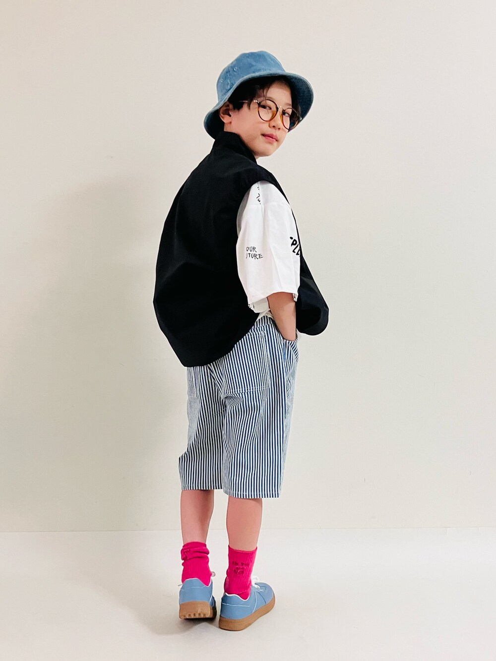 「レイヤードスタイル、ベスト、ハーフパンツ、ヒッコリー、ハット、カラーソックス」｜「LOWRYS FARMのウォッシュバケットＨＡＴ　 994382（ハット、ブルー系）」を使った、syun★さん（キッズ・133cm）の春コーディネートの2枚目の写真