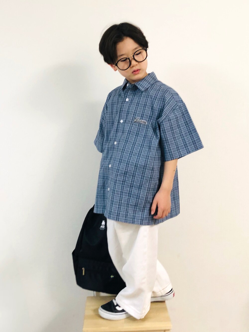 グレー系のシャツ/ブラウス、ホワイト系のデニムパンツ、ブラック系のスニーカーを着用したキッズの春コーディネートの2枚目の写真