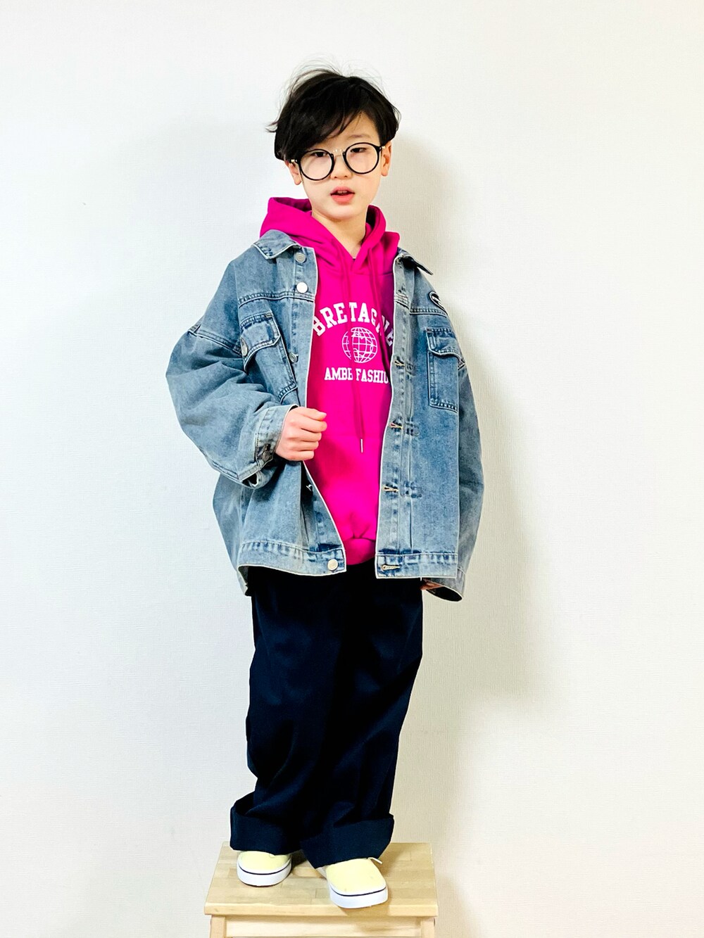 「春服デビュー宣言、ほめられ本命コーデ、春コーデ、デニム、デニムジャケット、ワイドパンツ、パーカー、フーディー、スウェット、スニーカー、めがね、キッズファッション、韓国子供服、ジャケット」｜「hapicoco_closetのアイテム（パーカー、ピンク系）」を使った、syun★さん（キッズ・131cm）の冬コーディネートの2枚目の写真