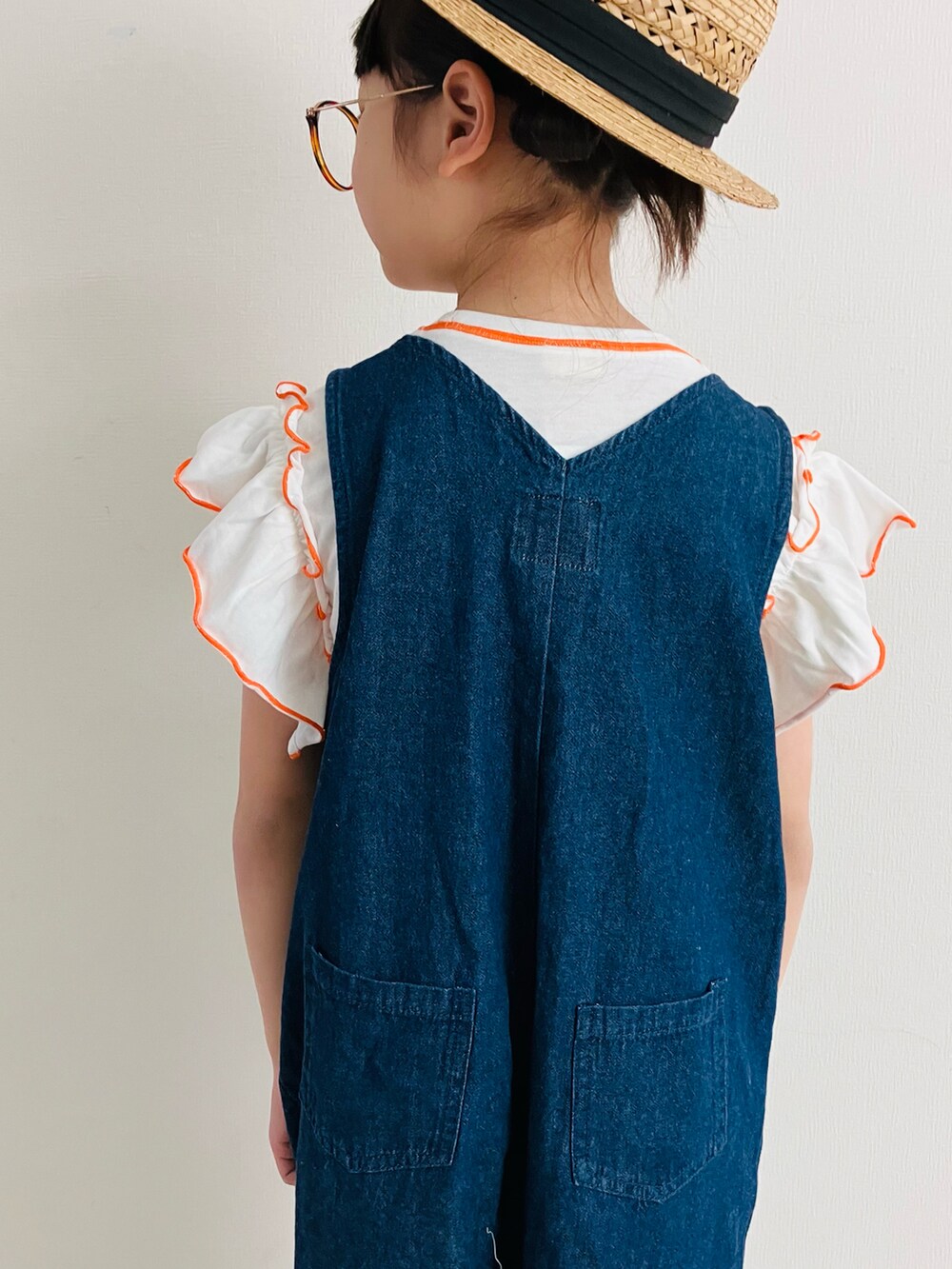 「カンカン帽、フリルトップス、フリル、フリルTシャツ、オーバーオール、サロペット、夏コーデ、サンダルに靴下、サンダル、カラーソックス」｜「JAM & LINKの袖フリルTシャツ（Tシャツ/カットソー、ホワイト系）」を使った、syun★さん（キッズ・138cm）の春コーディネートの3枚目の写真