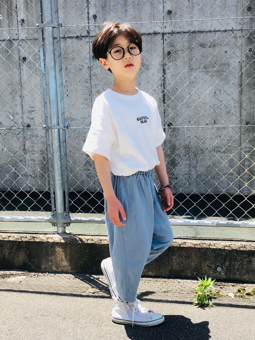 ホワイト系のTシャツ/カットソー、ブルー系のその他パンツ、ホワイト系のスニーカーを着用したキッズの春コーディネートの2枚目の写真