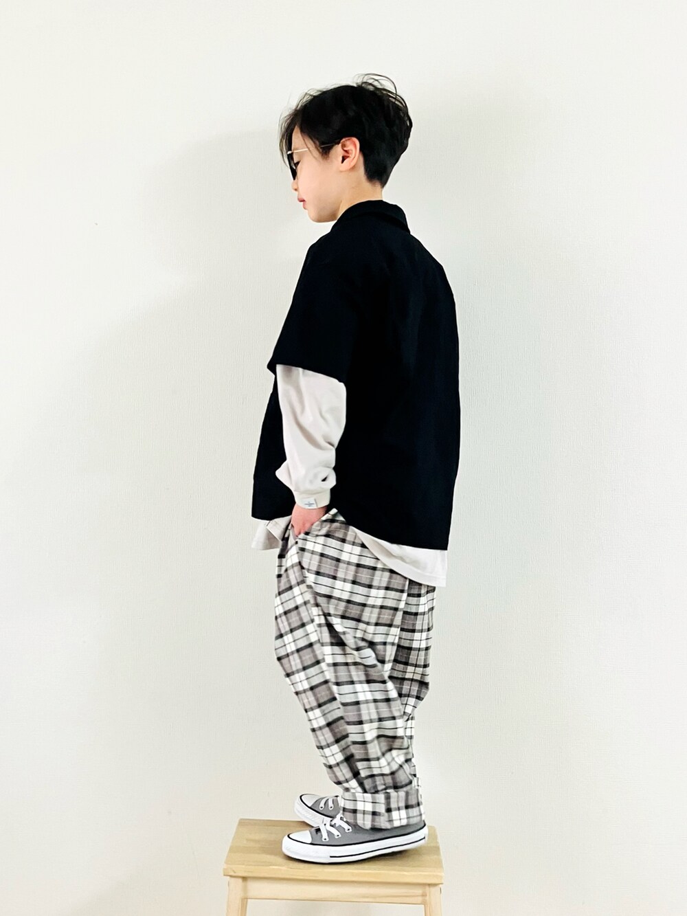 「春服デビュー宣言、キッズファッション、レイヤードスタイル、チェックパンツ、男の子コーデ、シンフルコーデ、コンバース、あわいろコーデ、淡い色コーデ」｜「GLAZOSのオックスストレッチ・オープンカラー半袖シャツ【セットアップ対応】（シャツ/ブラウス、ブラック系）」を使った、syun★さん（キッズ・131cm）の春コーディネートの3枚目の写真