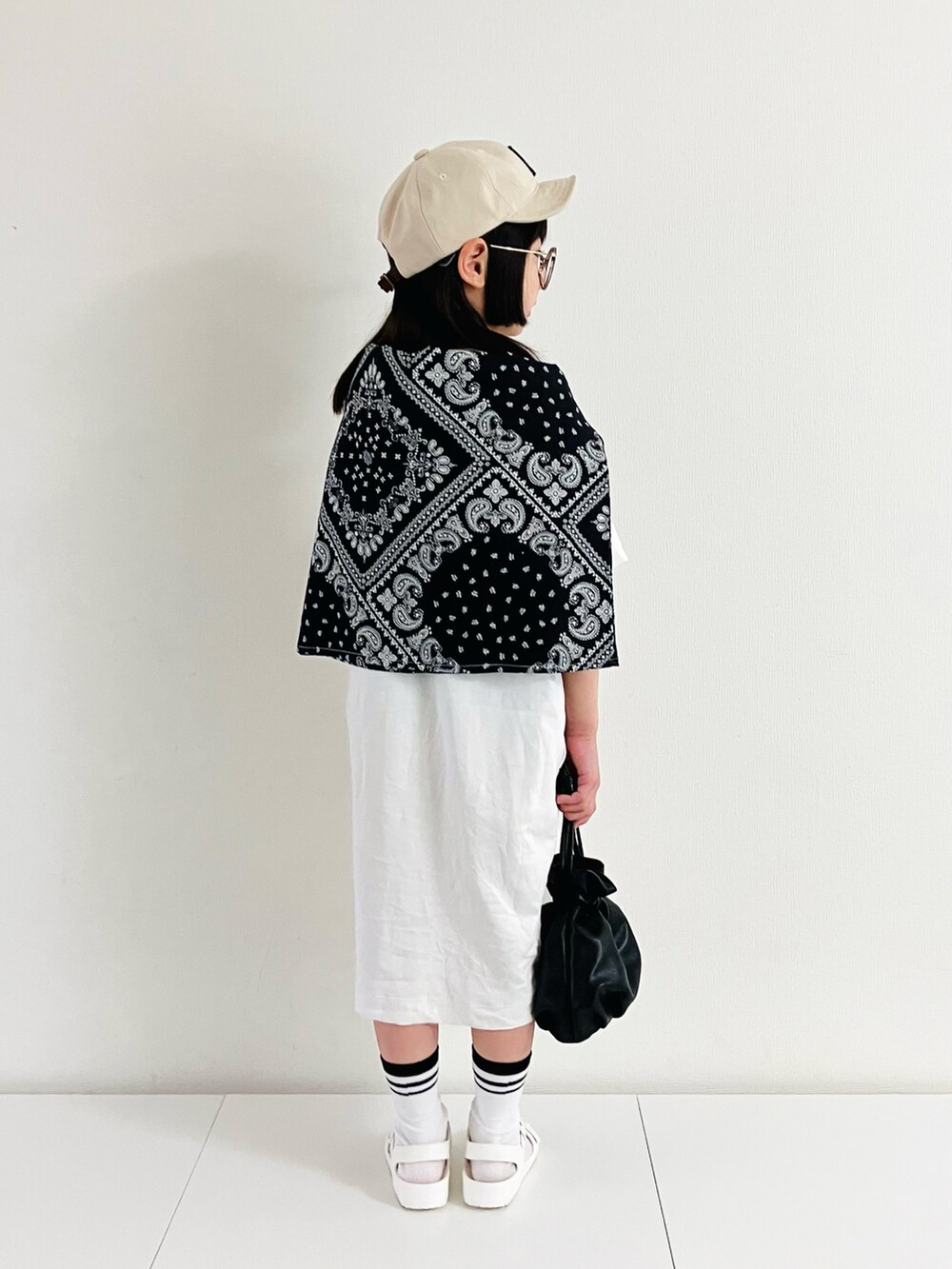 その他のシャツ/ブラウス、ホワイト系のワンピース、ホワイト系のサンダルを着用したキッズの春コーディネートの5枚目の写真