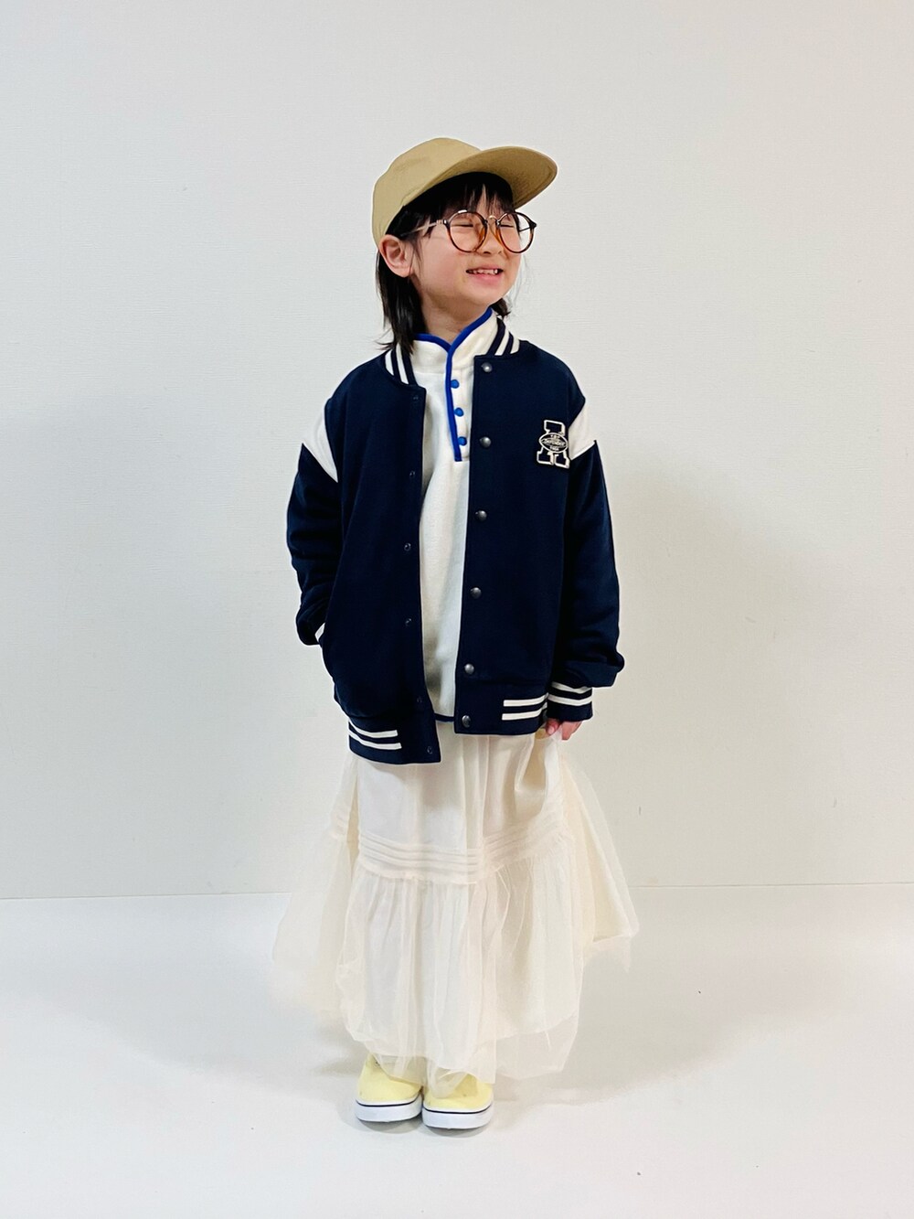 「冬を彩る色いろコーデ、めがね、スタジャン、フリース、ロングスカート、スカート、キャップ、冬コーデ、冬春コーデ、レイヤードスタイル」｜「NEW ERAの[ 別注 ][ ニューエラ ] NEW ERA SC 撥水 パッカブル キャップ（キャップ、ベージュ系）」を使った、syun★さん（キッズ・136cm）の冬コーディネートの2枚目の写真