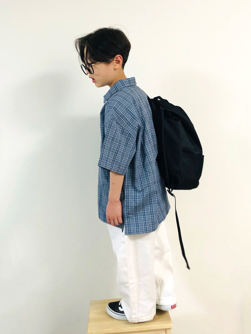 グレー系のシャツ/ブラウス、ホワイト系のデニムパンツ、ブラック系のスニーカーを着用したキッズの春コーディネートの3枚目の写真