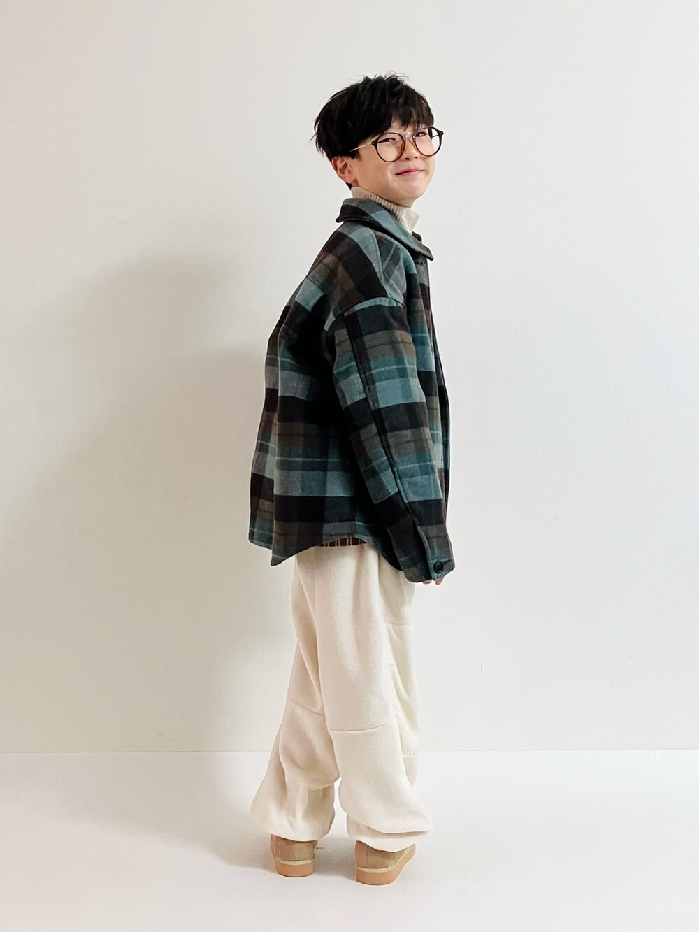 「最近のいい感じコーデ、タートルネック、フリースパンツ、ブーツ、モカシン、チロリアンシューズ、冬アウター、お出かけコーデ、めがね、ワントーン、きれいめカジュアル」｜「UNIQLOのアイテム（ブルゾン、グリーン系）」を使った、syun★さん（キッズ・140cm）の秋コーディネートの3枚目の写真
