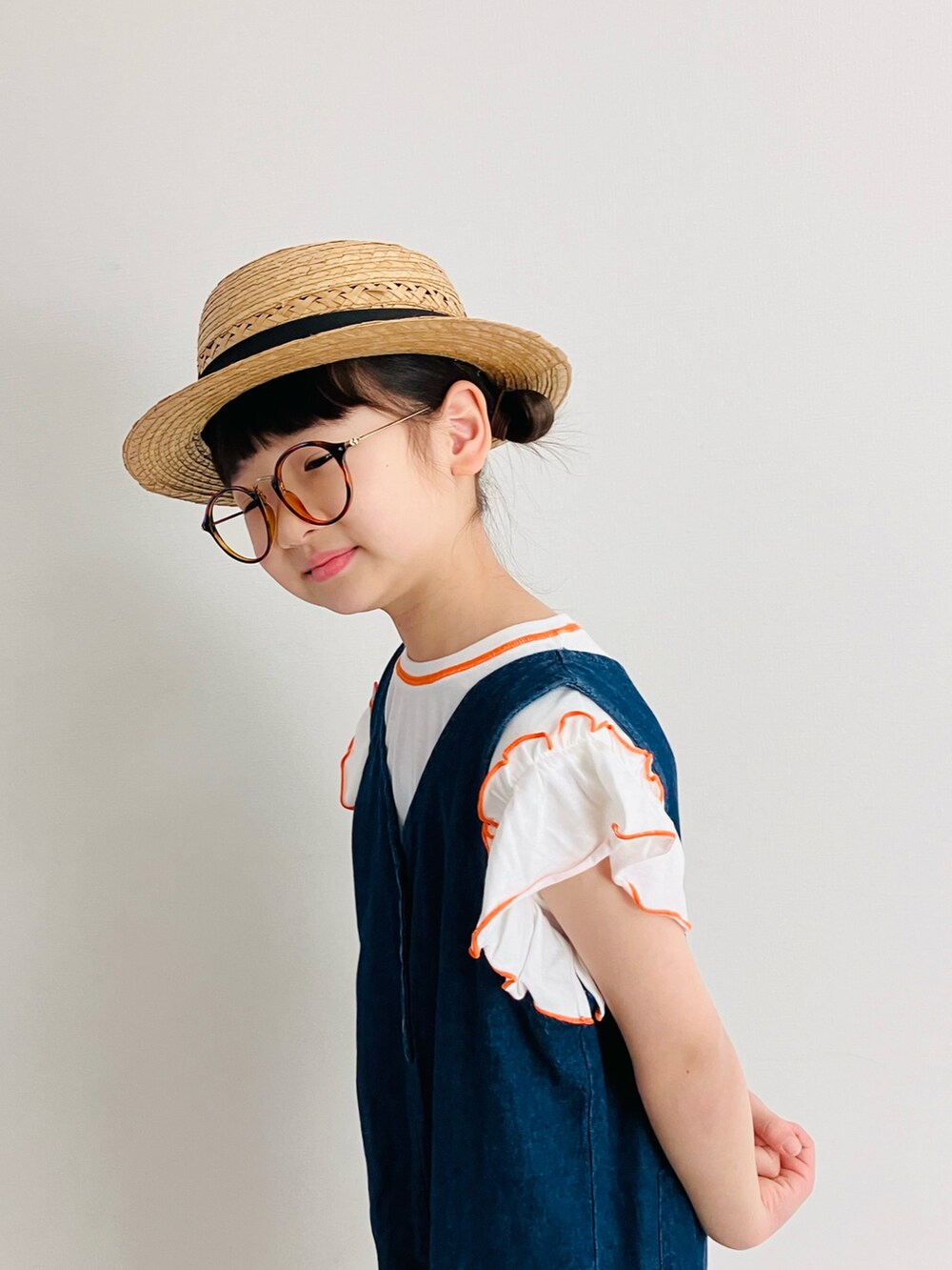 「カンカン帽、フリルトップス、フリル、フリルTシャツ、オーバーオール、サロペット、夏コーデ、サンダルに靴下、サンダル、カラーソックス」｜「JAM & LINKの袖フリルTシャツ（Tシャツ/カットソー、ホワイト系）」を使った、syun★さん（キッズ・138cm）の春コーディネートの5枚目の写真