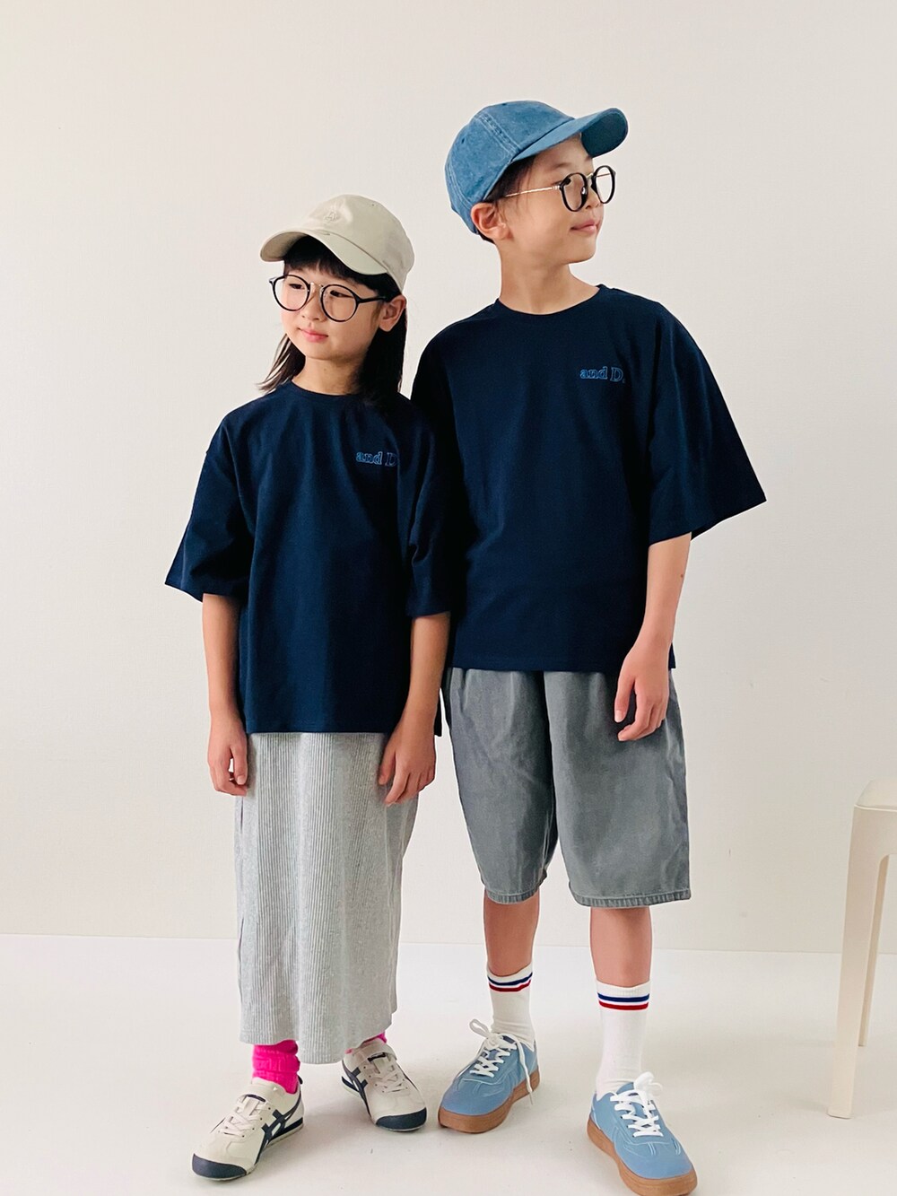 グレー系のデニムパンツ、ブルー系のスニーカー、ブルー系のTシャツ/カットソーを着用したキッズの夏コーディネートの2枚目の写真