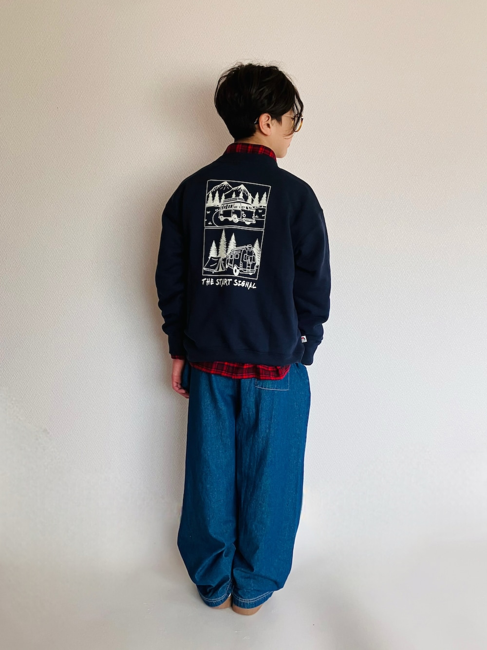 ホワイト系のスニーカー、ブルー系のスウェット、ブルー系のその他パンツを着用したキッズの冬コーディネートの2枚目の写真