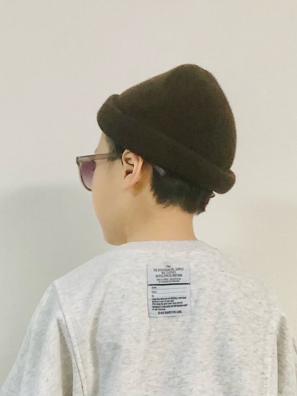 ブラック系のバックパック/リュック、グレー系のスウェット、その他のトップスを着用したキッズの冬コーディネートの3枚目の写真