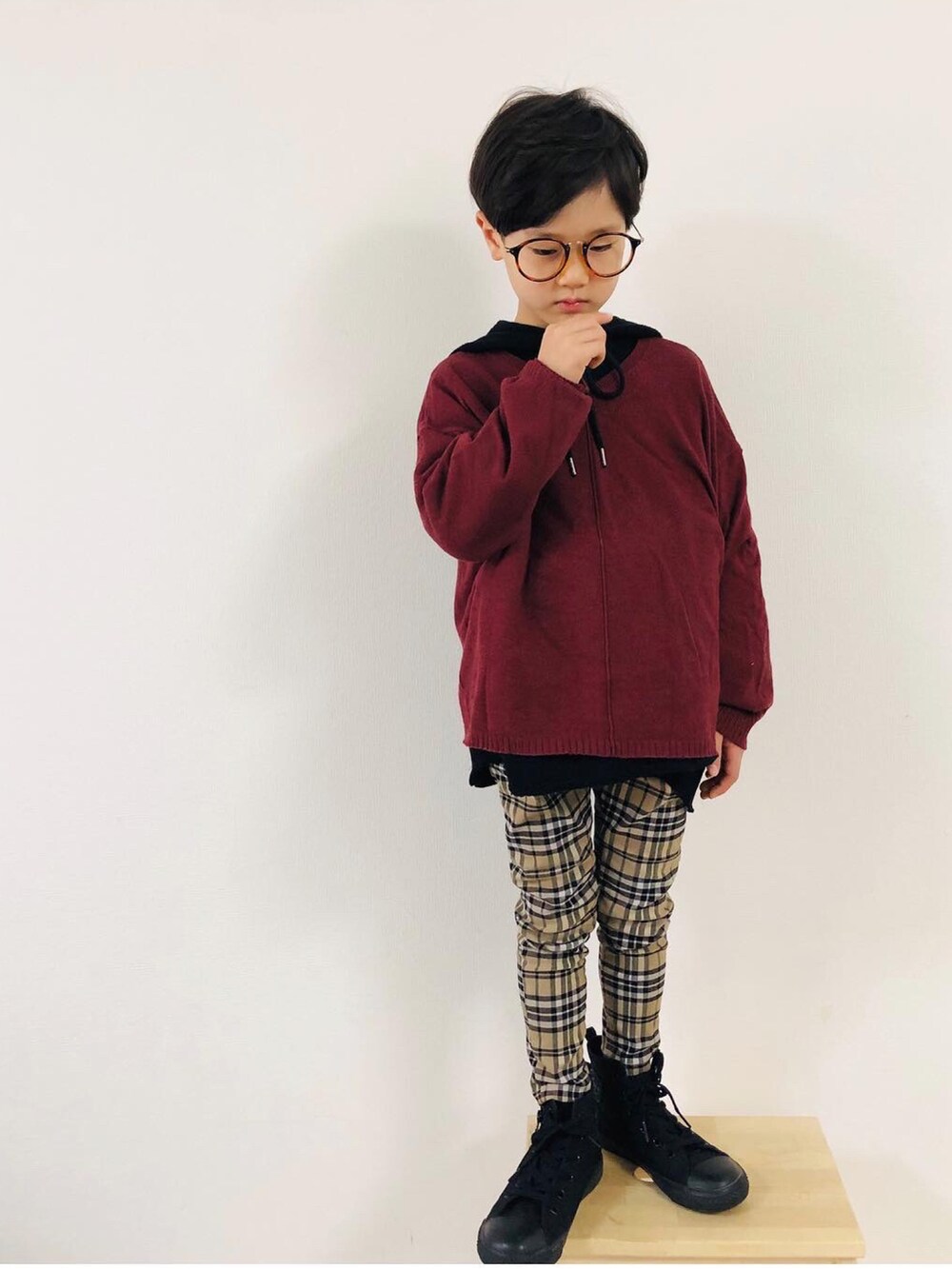 ブラウン系のニット/セーター、ベージュ系のその他パンツ、ブラック系のスニーカーを着用したキッズの秋コーディネートの2枚目の写真