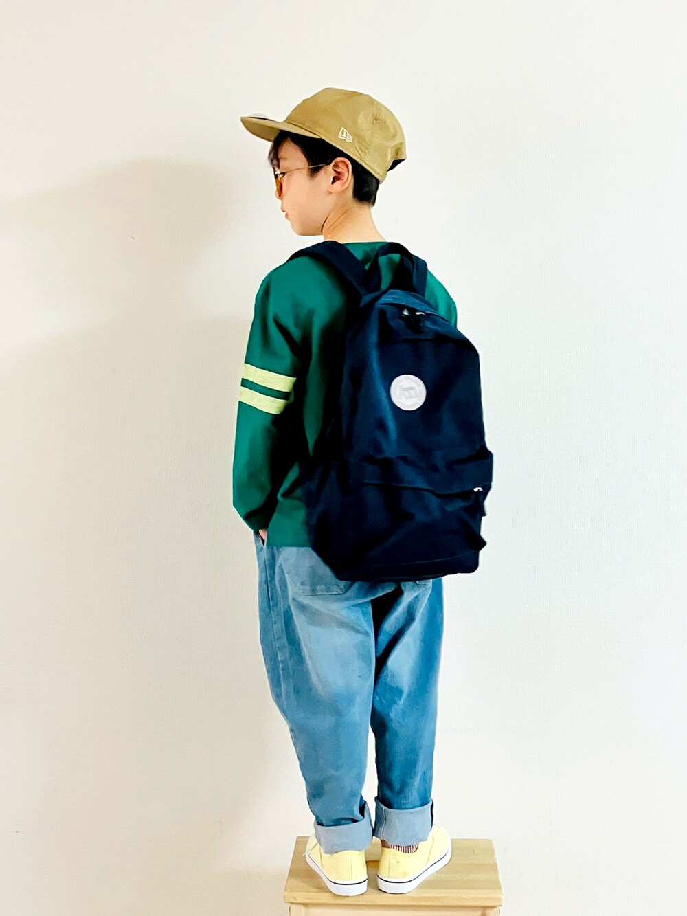「春服デビュー宣言、男の子コーデ、ロンT、デニム、デニムパンツ、カラースニーカー、キャップ、めがね、バックパック、春服みてみて、春カラー、カジュアルコーデ」｜「NEW ERAの[ 別注 ][ ニューエラ ] NEW ERA SC 撥水 パッカブル キャップ（キャップ、ベージュ系）」を使った、syun★さん（キッズ・131cm）の春コーディネートの2枚目の写真
