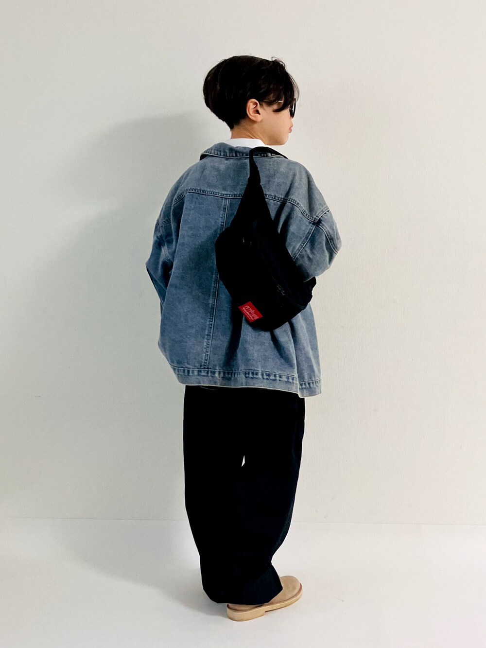 「秋服まるっと大公開、淡色コーデ、デニム、デニムジャケット、ジャケットスタイル、シンプルコーデ、ワイドパンツ、ロンT、カジュアル、ストリート、ベージュ、パンツスタイル」|「the_otogibanashi_supplyのアイテム(デニムジャケット、ブルー系)」を使った、syun★さん(キッズ・135cm)の秋コーディネートの3枚目の写真