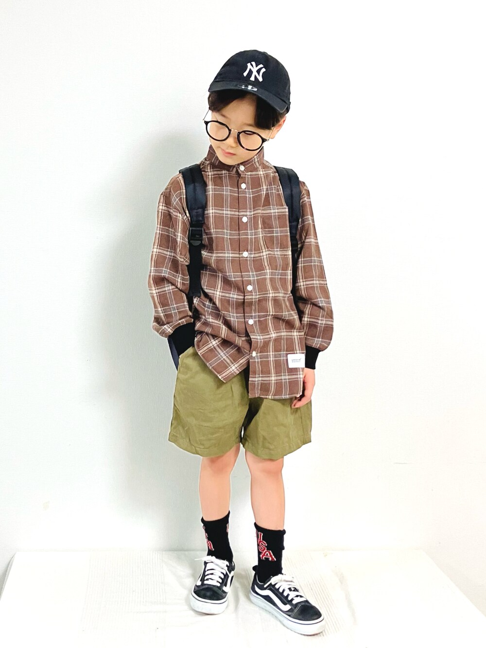 ブラウン系のシャツ/ブラウス、グリーン系のその他パンツ、ブラック系のスニーカーを着用したキッズの秋コーディネートの2枚目の写真