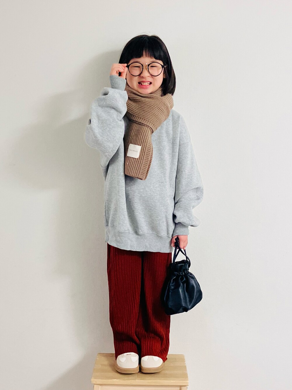 その他のスウェット、レッド系のその他パンツ、ベージュ系のスニーカーを着用したキッズの冬コーディネートの3枚目の写真
