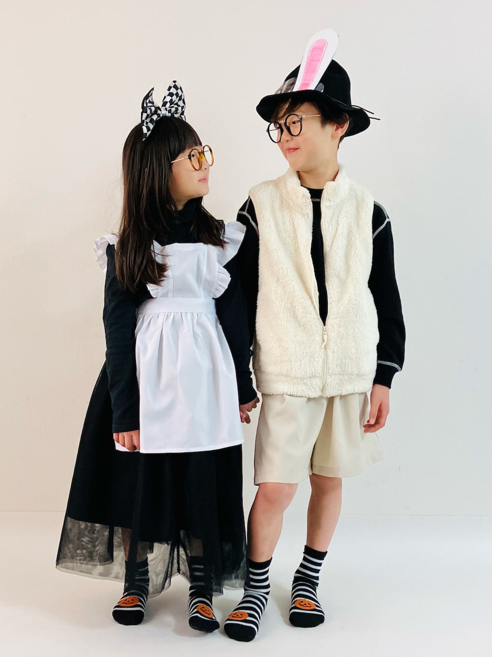 ブラック系のスウェット、ホワイト系のジャケット/アウター、ホワイト系のその他パンツを着用したキッズの秋コーディネートの2枚目の写真