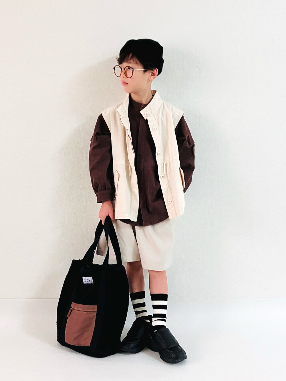 「秋服まるっと大公開、ベスト、ニット帽、ハーフパンツ、スニーカーコーデ、レイヤードスタイル、小学生、キャップ、ベージュ、カジュアル、きれいめカジュアル、トートバッグ、シャツスタイル、シャツ、ジャケットスタイル」｜「CIAOPANIC TYPYの【KIDS】リップストップスタンドベスト（ベスト、ホワイト系）」を使った、syun★さん（キッズ・135cm）の秋コーディネートの2枚目の写真