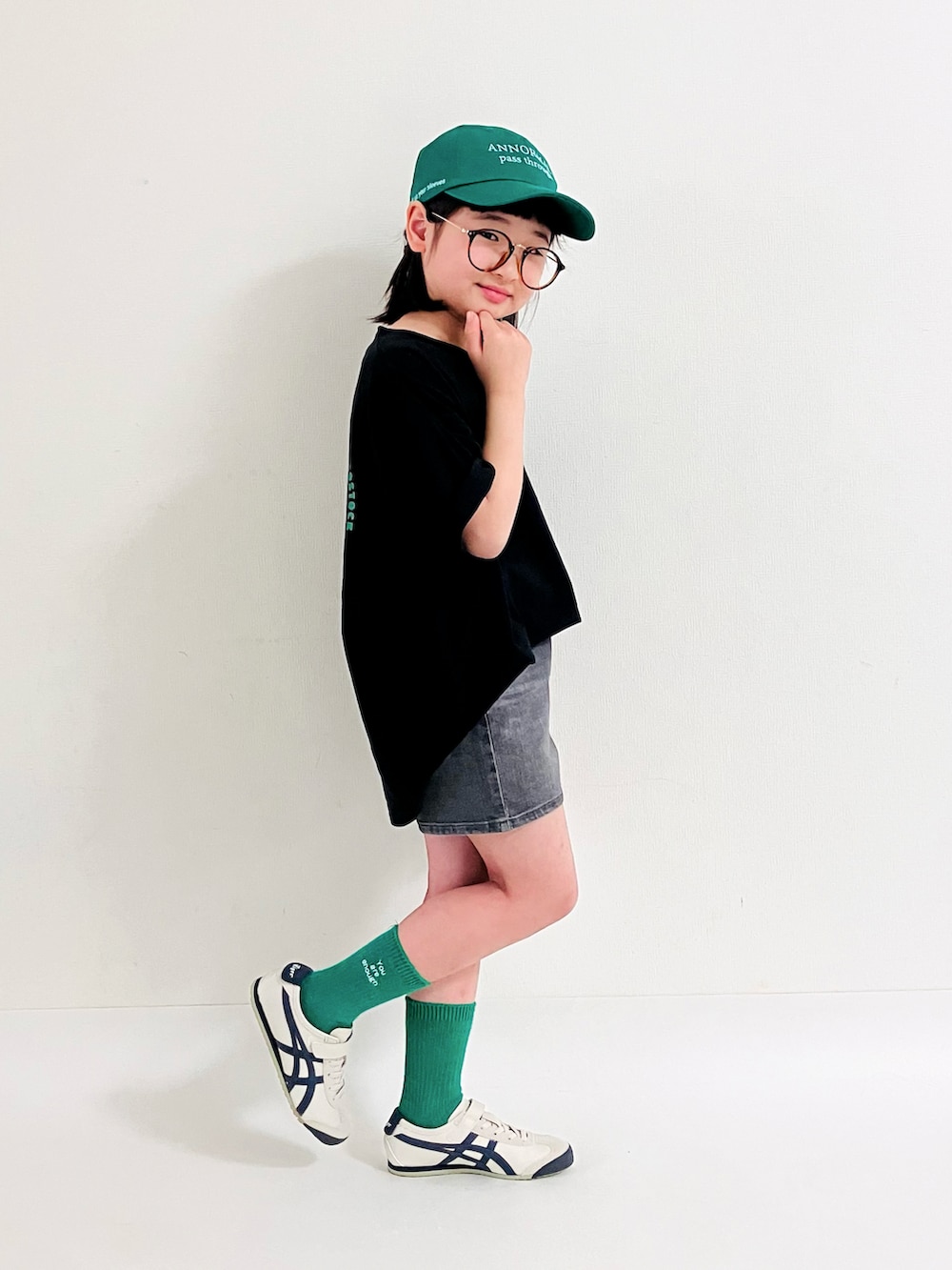 「ショートパンツ、キャップ、めがね、スニーカー、Tシャツ、カジュアル、ビタミンカラー、シンプル、春夏コーデ、UNIQLO、UNIQLOコーデ」｜「CIAOPANIC TYPYの【プチプラ】LOGO刺繍キャップ（キャップ、グリーン系）」を使った、syun★さん（キッズ・133cm）の春コーディネートの2枚目の写真