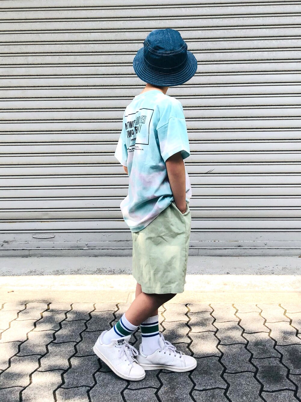 グリーン系のTシャツ/カットソー、ホワイト系のスニーカー、ブルー系のハットを着用したキッズの夏コーディネートの2枚目の写真