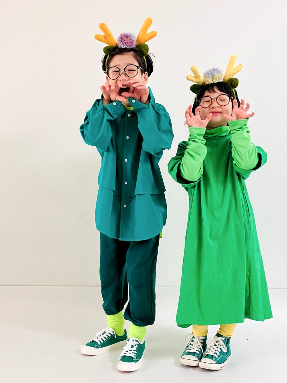 「緑、ロングスカート、タートルネック、グリーン、ワントーンコーデ、めがね」｜「the_otogibanashi_supplyのアイテム（シャツ/ブラウス、グリーン系）」を使った、syun★さん（キッズ・136cm）の冬コーディネートの3枚目の写真