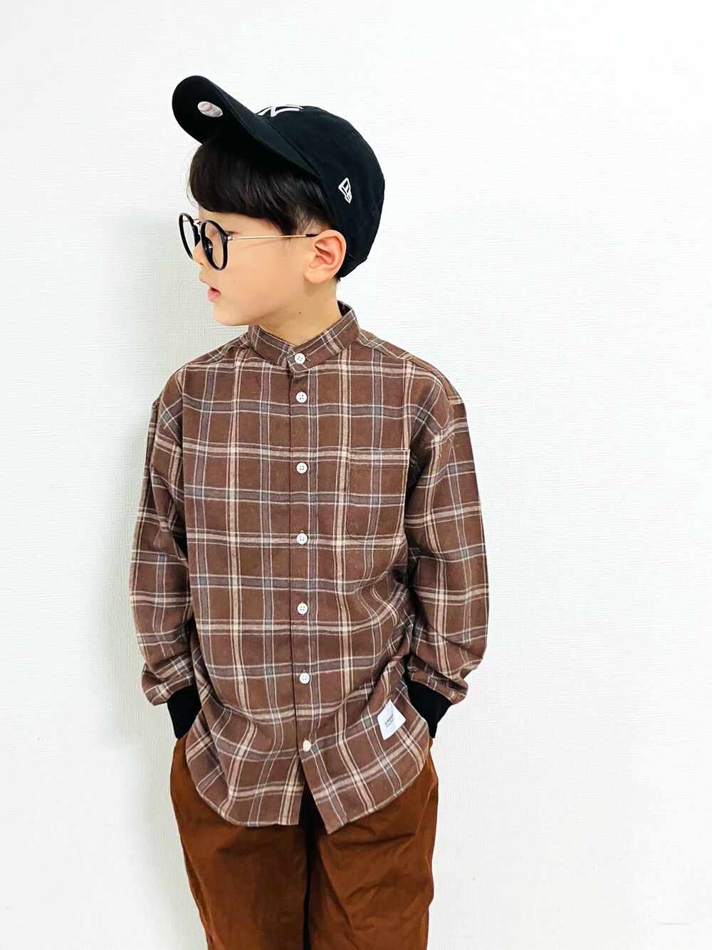 ブラウン系のシャツ/ブラウス、ブラウン系のその他パンツ、ブラック系のスニーカーを着用したキッズの秋コーディネートの3枚目の写真