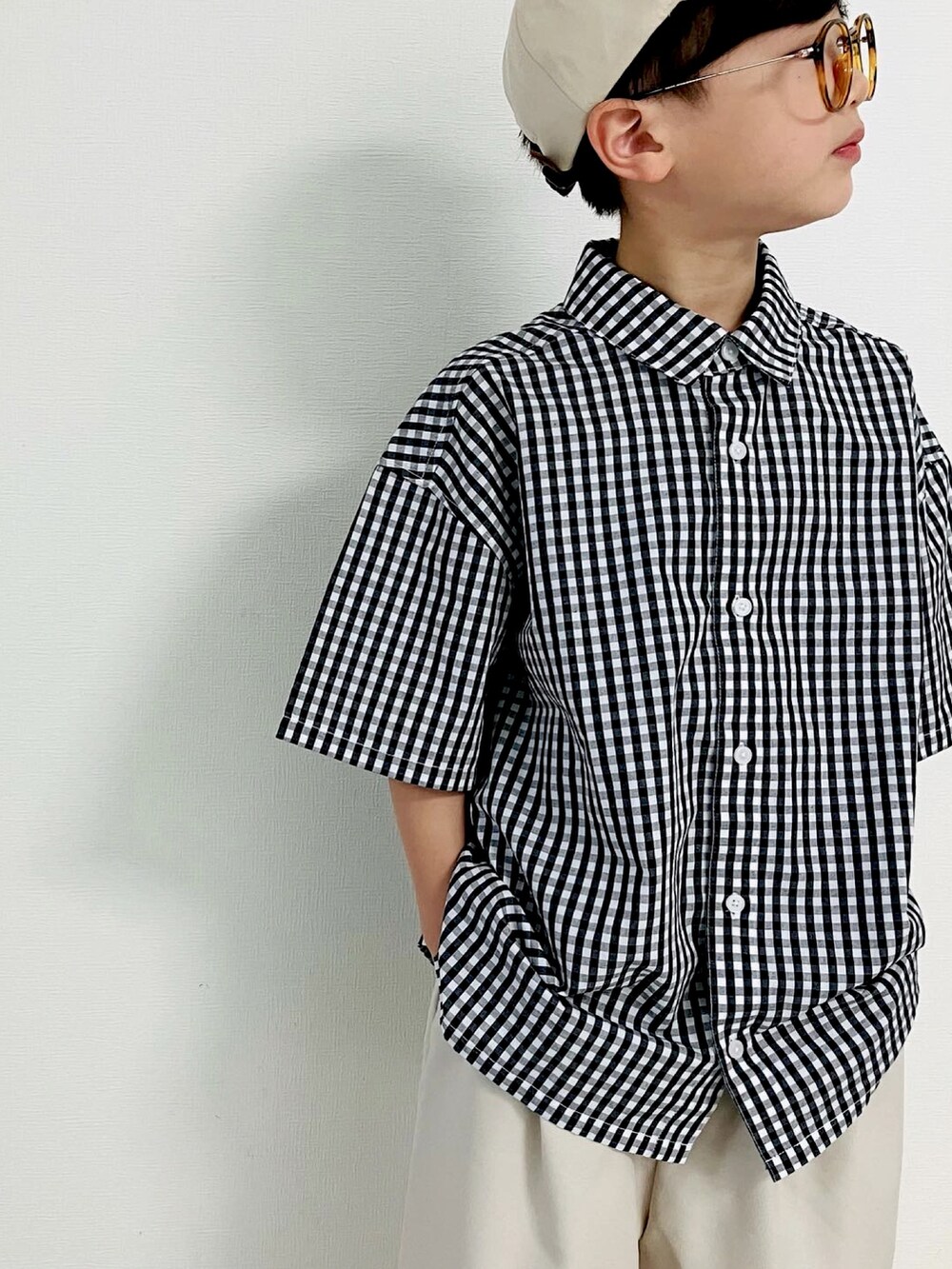 ブラック系のシャツ/ブラウス、ホワイト系のその他パンツ、ブラック系のサンダルを着用したキッズの夏コーディネートの4枚目の写真