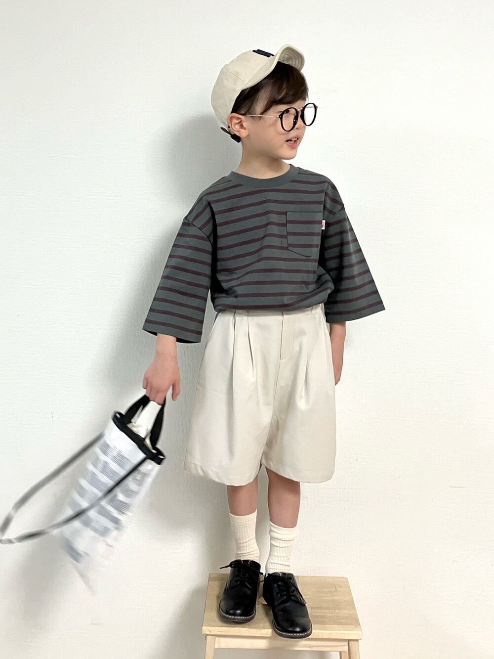 ベージュ系のTシャツ/カットソー、ホワイト系のその他パンツ、ブラック系のローファーを着用したキッズの夏コーディネートの3枚目の写真