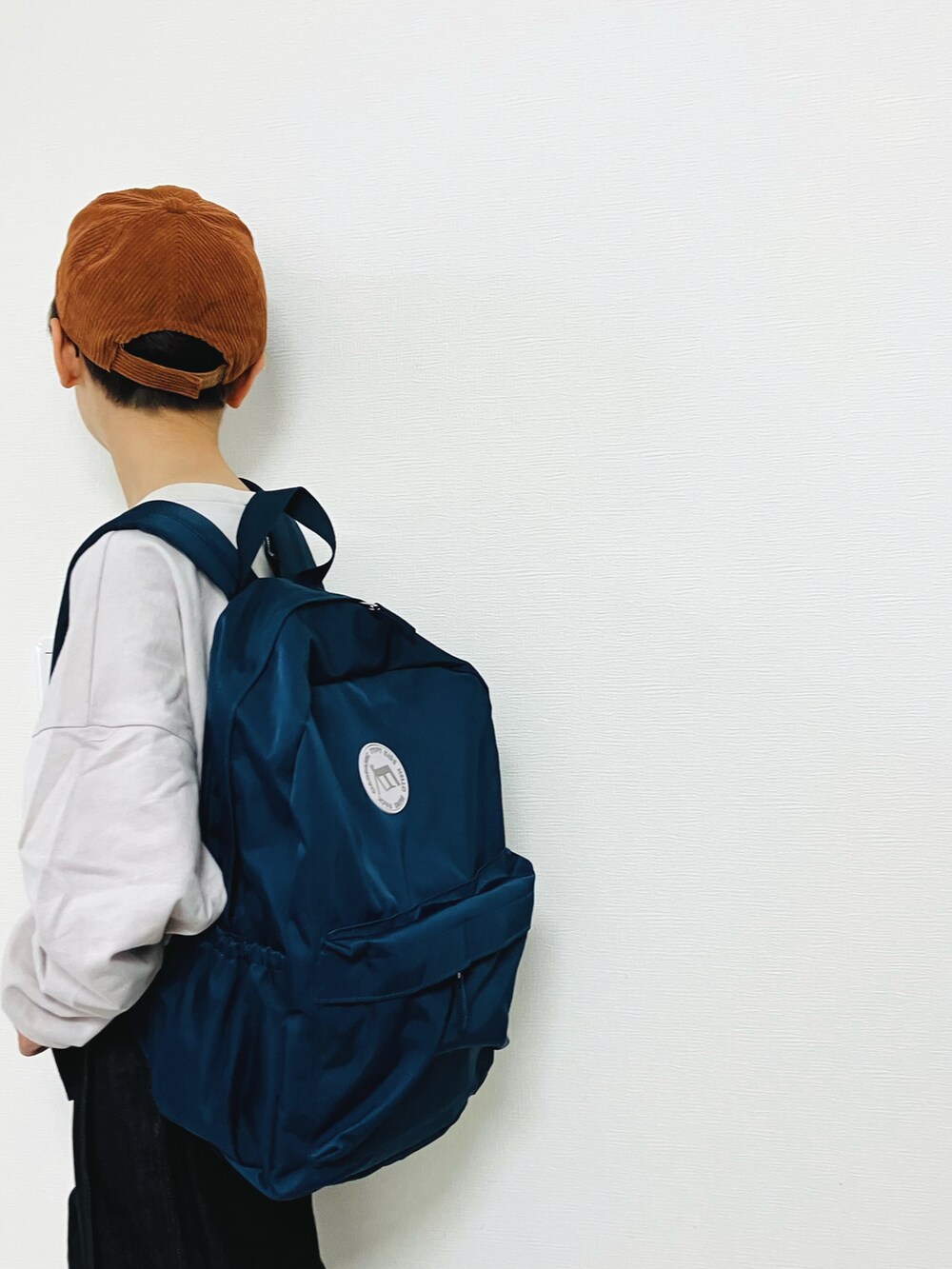 「キッズコーデ、モノトーン、モード、モードストリート、休日スタイル、秋服準備はじめました、ブラックデニム、ブラックワイドパンツ」｜「the_otogibanashi_supplyのアイテム（Tシャツ/カットソー、グレー系）」を使った、syun★さん（キッズ・128cm）の秋コーディネートの2枚目の写真