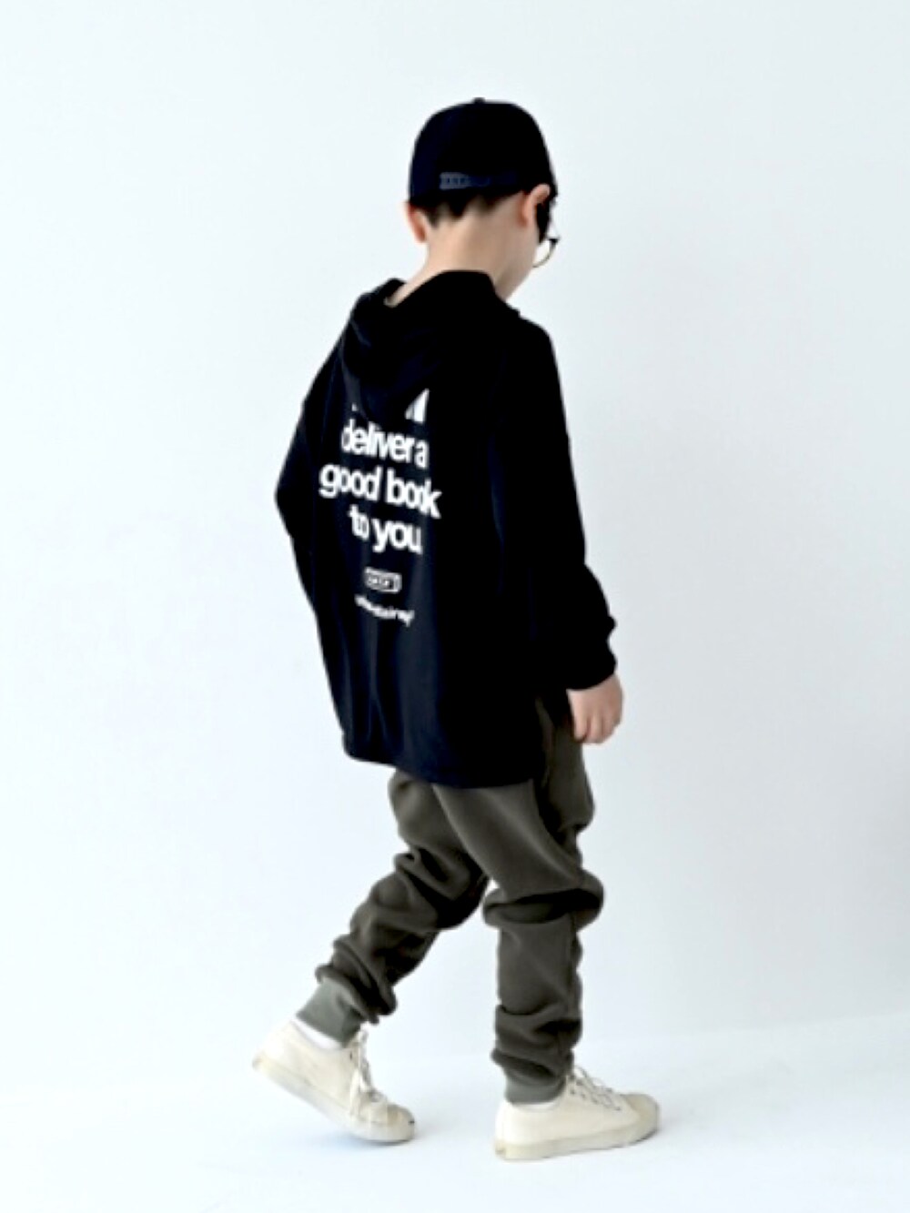 ブラック系のその他トップス、グリーン系のその他パンツを着用したキッズの秋コーディネートの2枚目の写真