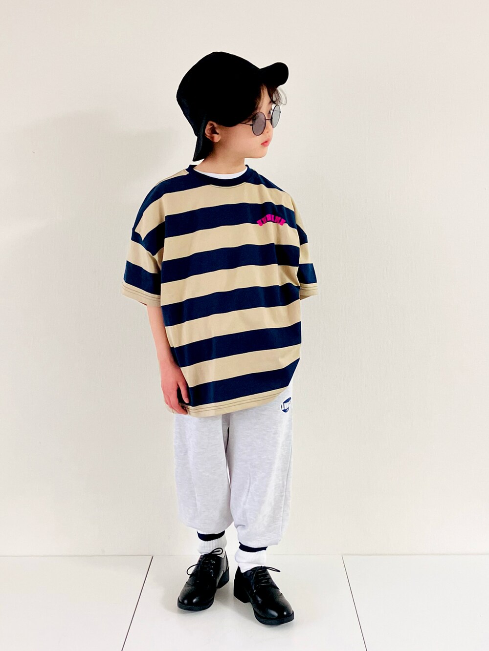 「こどもの日、GWコーデ、ローファー、ブーツ、スウエット、ボーター、ハット、サングラス、ボーダーTシャツ、カジュアルコーデ、ストリートコーデ、ストリート、シンプルコーデ」｜「unname_supplyのアイテム（Tシャツ/カットソー、ブルー系）」を使った、syun★さん（キッズ・135cm）の春コーディネートの2枚目の写真