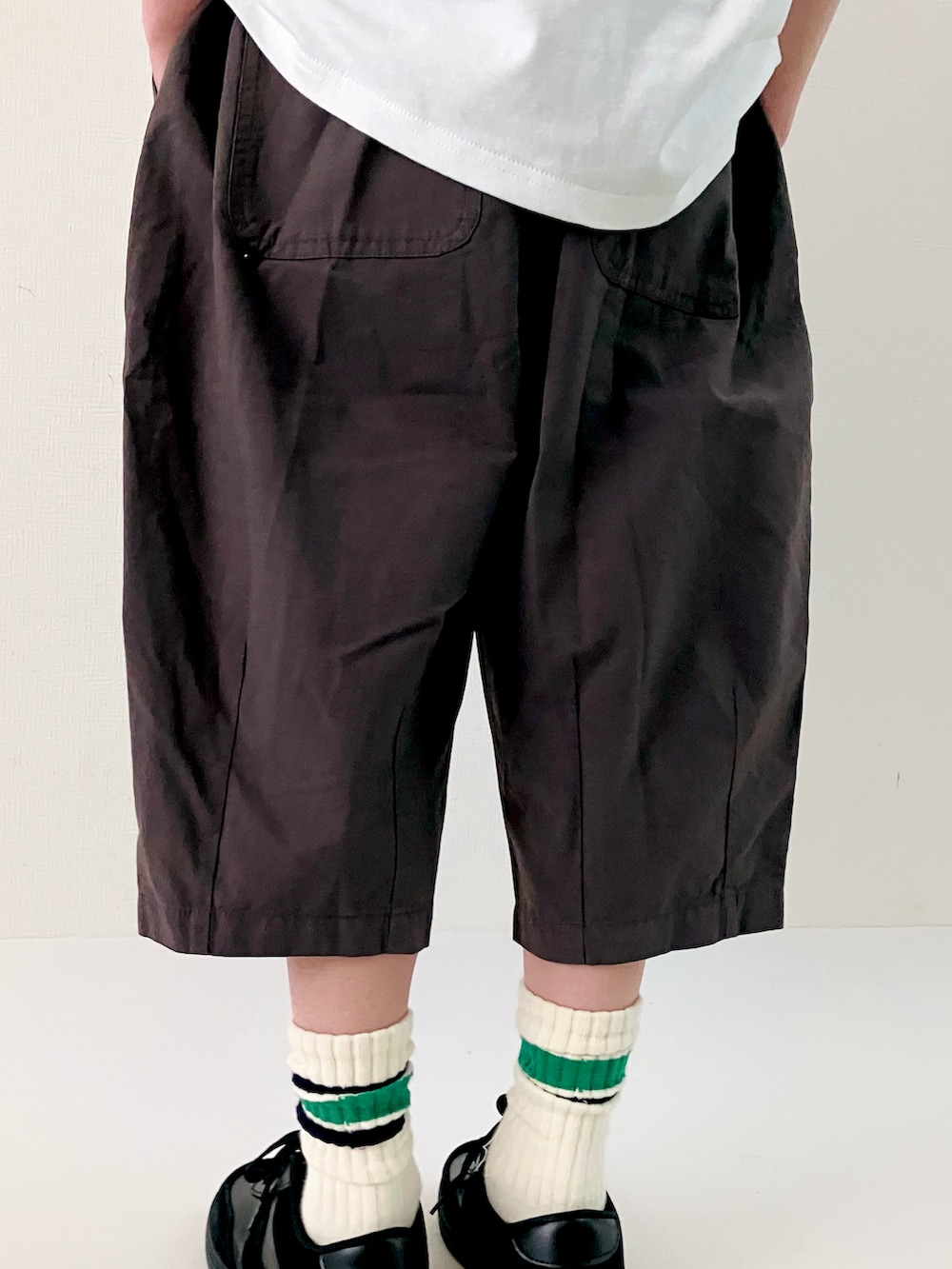 ホワイト系のTシャツ/カットソー、グレー系のその他パンツ、ブラック系のスニーカーを着用したキッズの春コーディネートの3枚目の写真