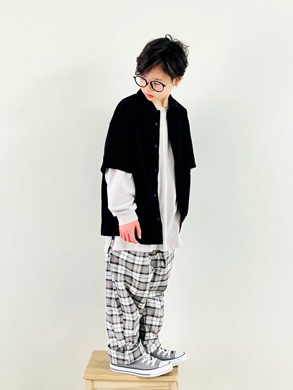 「春服デビュー宣言、キッズファッション、レイヤードスタイル、チェックパンツ、男の子コーデ、シンフルコーデ、コンバース、あわいろコーデ、淡い色コーデ」｜「GLAZOSのオックスストレッチ・オープンカラー半袖シャツ【セットアップ対応】（シャツ/ブラウス、ブラック系）」を使った、syun★さん（キッズ・131cm）の春コーディネートの5枚目の写真