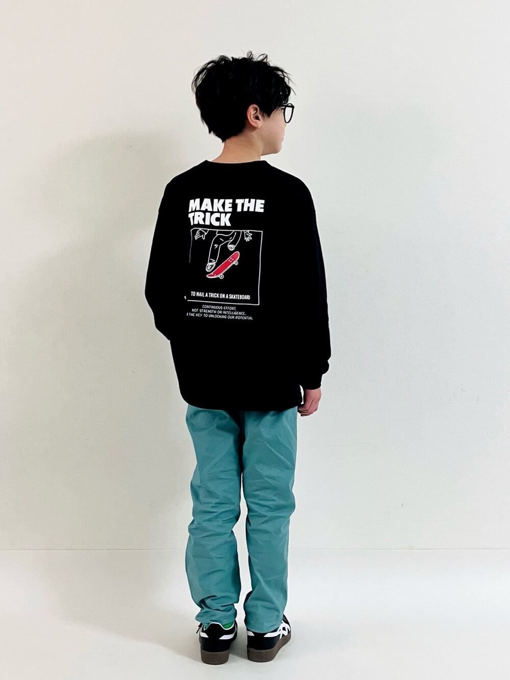 「おそろいコーデ、レギンス、ロンT、キャップ、スニーカー、めがね、カラフル、モノトーン、春色」|「UNIQLOのアイテム(キャップ、ブルー系)」を使った、syun★さん(キッズ・141cm)の冬コーディネートの4枚目の写真