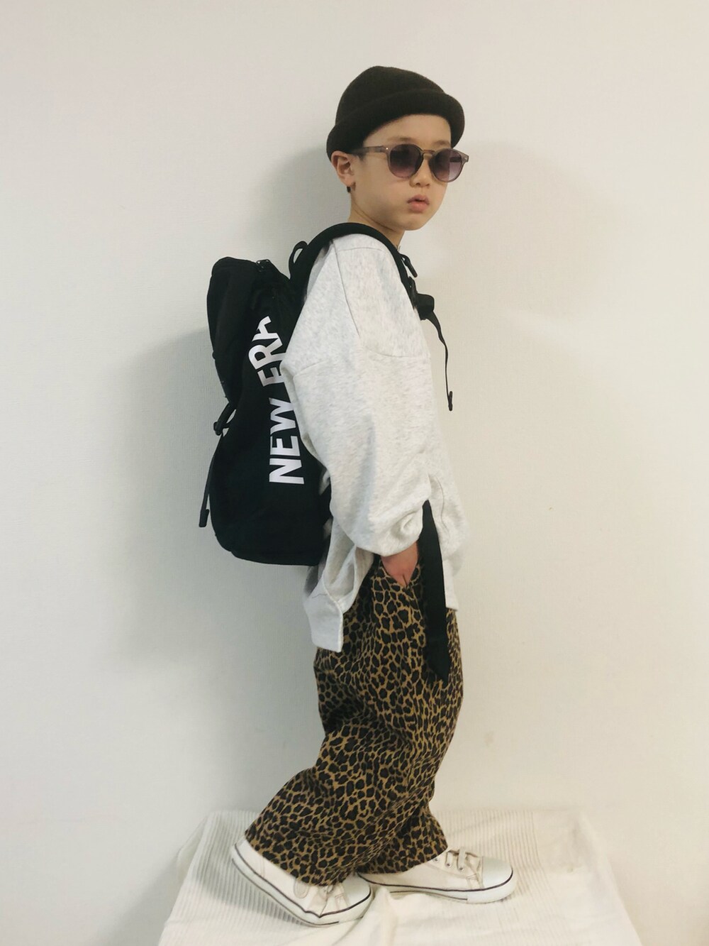 ブラック系のバックパック/リュック、グレー系のスウェット、その他のトップスを着用したキッズの冬コーディネートの2枚目の写真