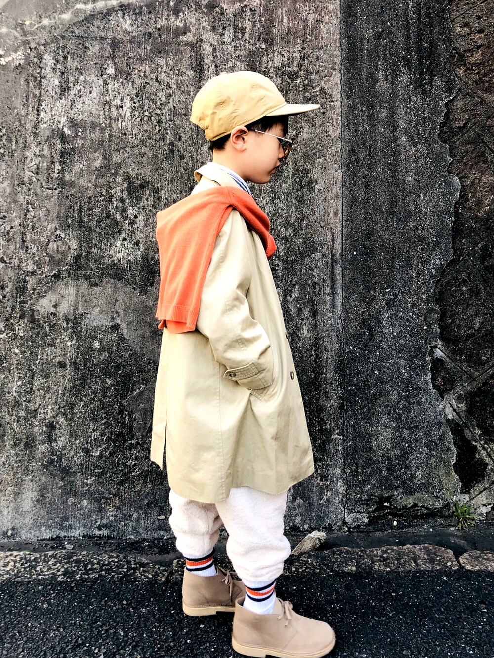 オレンジ系のカーディガン/ボレロ、ブルー系のシャツ/ブラウス、ホワイト系のパンツを着用したキッズの冬コーディネートの5枚目の写真