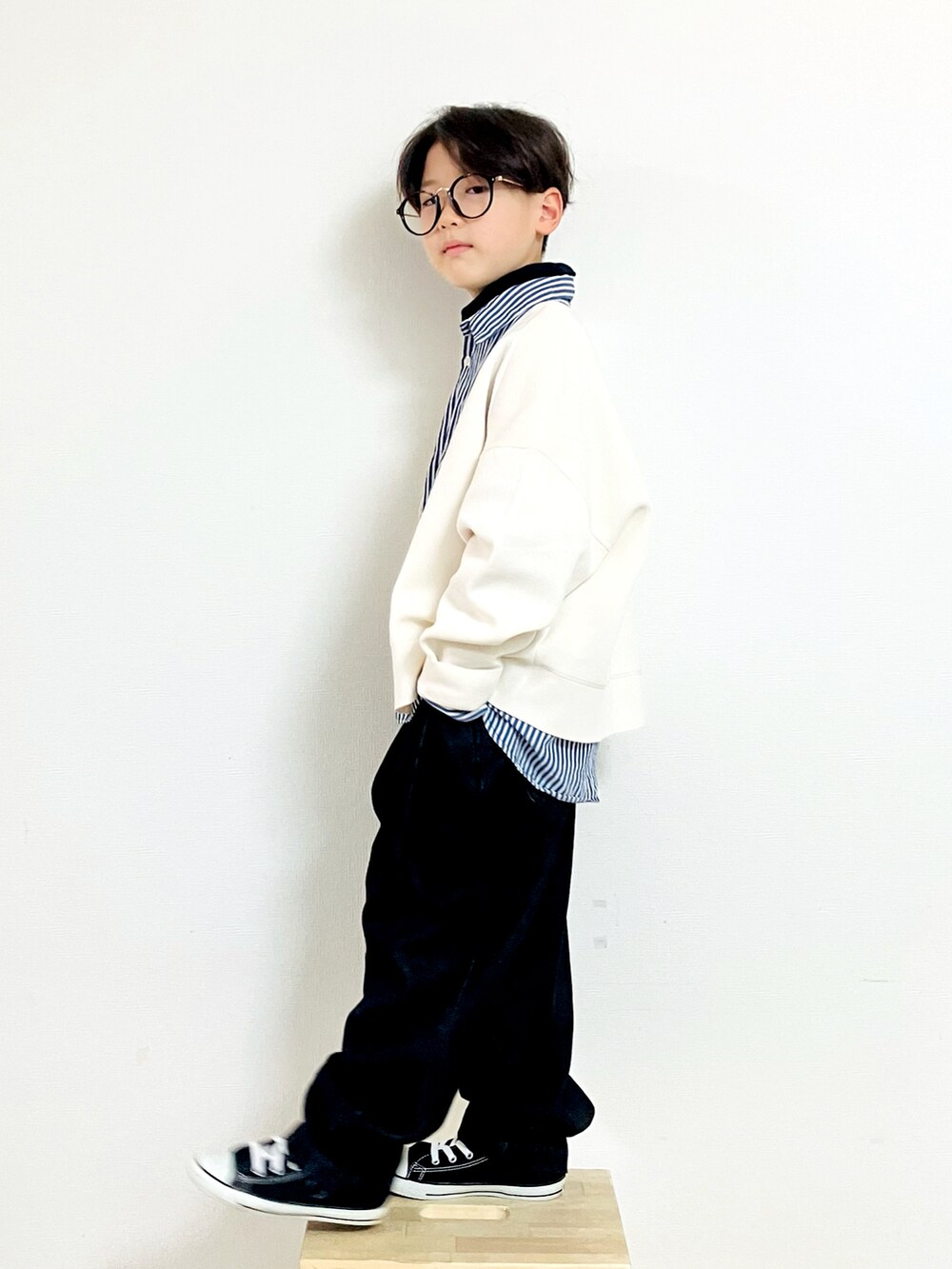「秋ルック紹介するよ、カジュアルコーデ、カーディガン、シンプルコーデ、シンプル、デニム、モノトーン」｜「UNIQLOのアイテム（カーディガン/ボレロ、ホワイト系）」を使った、syun★さん（キッズ・130cm）の秋コーディネートの2枚目の写真