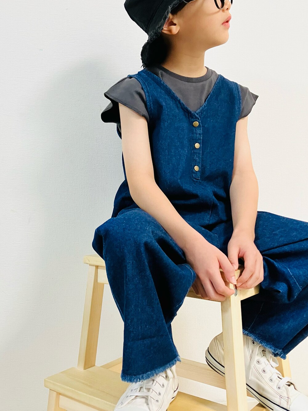 「真夏のアクティブスタイル、ロゴT、ハット、サロペット、オールインワン、ハイカットスニーカー、スニーカー、アウトドア、フェススタイル、オーバーオール、レジャースタイル」｜「CIAOPANIC TYPYの【ママとおそろい】キリッパナシバケットHAT（ハット、ブラック系）」を使った、syun★さん（キッズ・126cm）の夏コーディネートの2枚目の写真
