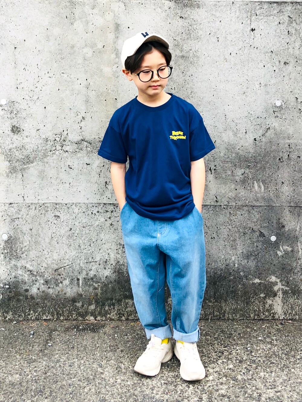 ブルー系のTシャツ/カットソー、ベージュ系のスニーカー、ブルー系のデニムパンツを着用したキッズの夏コーディネートの3枚目の写真