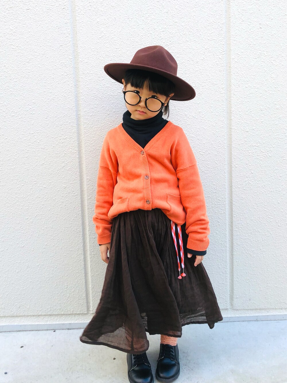 「カーディガン、ロングスカート、ブラウン、秋冬コーデ、カーディガンコーデ、おんなのこコーデ、wearhalloween2021、ブラウンコーデ」｜「the_otogibanashi_supplyのアイテム（ハット、ブラウン系）」を使った、syun★さん（キッズ・120cm）の秋コーディネートの3枚目の写真