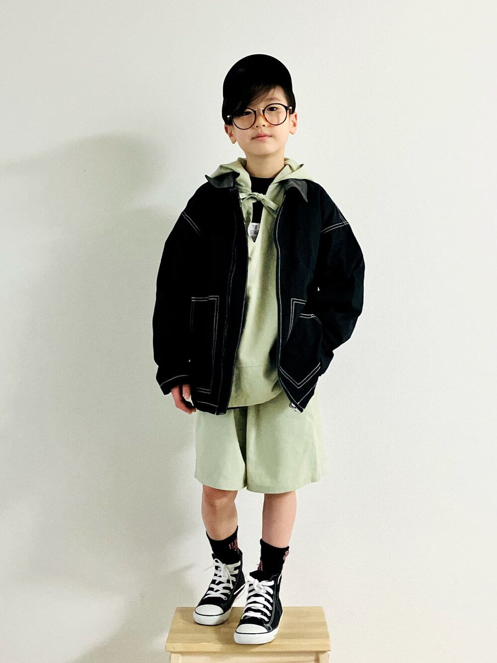 「キッズコーデ、スニーカー、ジャケット、ストリート、春コーデ、キャップ、プチプラ、春服みてみて、ワイドパンツ、休日スタイル、めがね」｜「NEW ERAの【NEW ERA】キッズ Youth 9TWENTY MLB [BSC]（キャップ、ブラック系）」を使った、syun★さん（キッズ・131cm）の春コーディネートの2枚目の写真