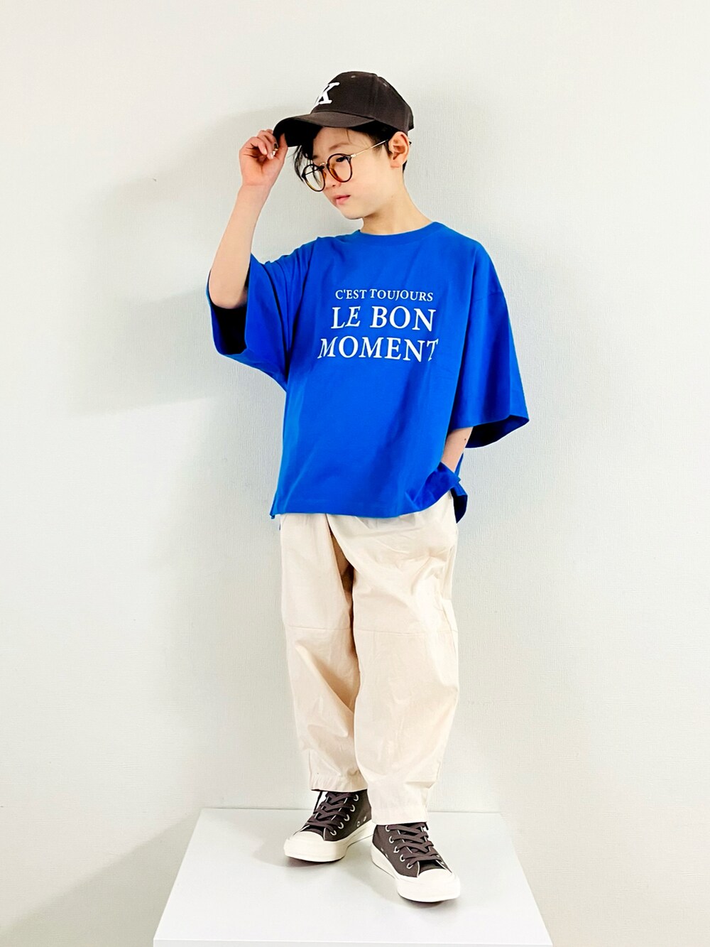 「シンプルコーデ、Tシャツ、カジュアル、夏コーデ、キャップ、コンバース、ワイドパンツ、カラーパンツ、めがね、バルーンパンツ、カラーシャツ、カラーTシャツ」｜「LOWRYS FARMのＵＳＡプリントＴシャツ　191122（Tシャツ/カットソー、ブルー系）」を使った、syun★さん（キッズ・135cm）の春コーディネートの2枚目の写真