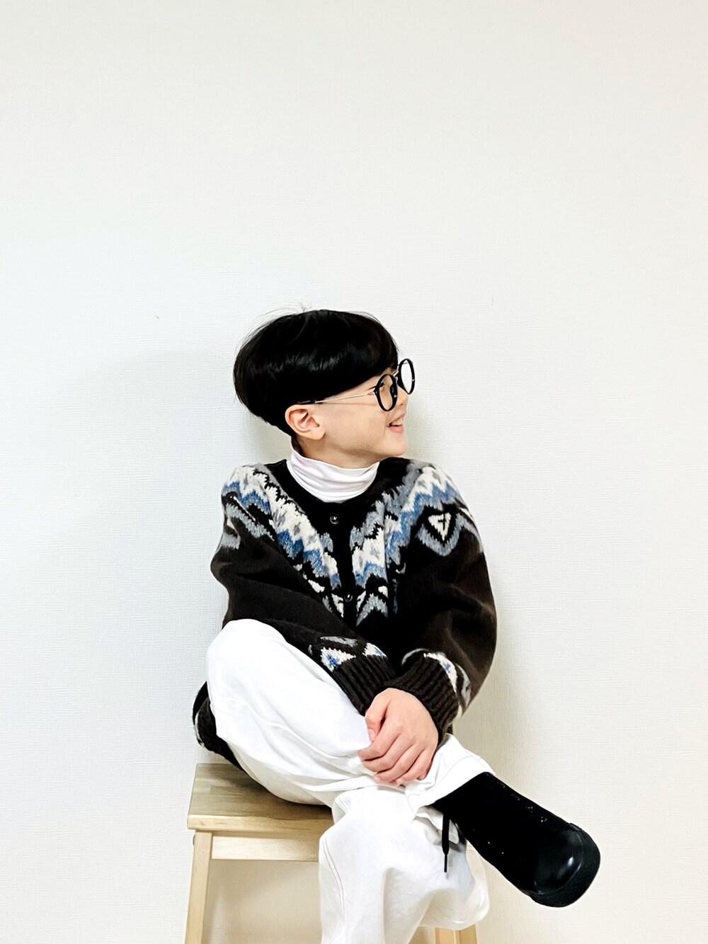 「男の子コーデ、ニット、セーター、カウチンセーター、ニットカーディガン、ホワイトパンツ、タートルネック、ニット帽、カジュアルコーデ、レイヤードスタイル」｜「CIAOPANIC TYPYの【KIDS】ニットキャップ（ニットキャップ/ビーニー、ブルー系）」を使った、syun★さん（キッズ・130cm）の秋コーディネートの3枚目の写真
