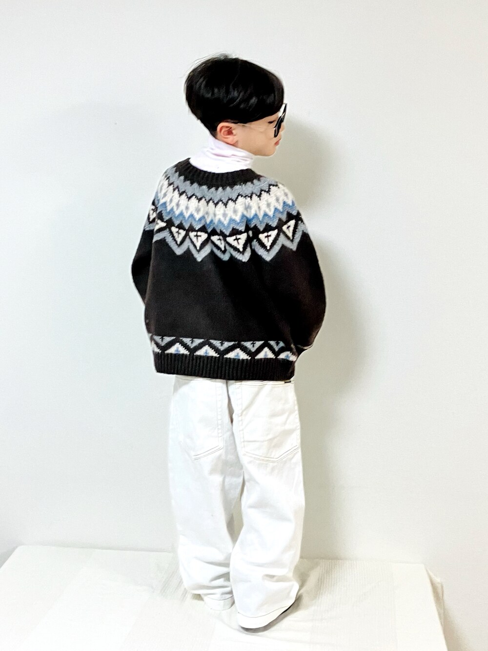 「男の子コーデ、ニット、セーター、カウチンセーター、ニットカーディガン、ホワイトパンツ、タートルネック、ニット帽、カジュアルコーデ、レイヤードスタイル」｜「CIAOPANIC TYPYの【KIDS】ニットキャップ（ニットキャップ/ビーニー、ブルー系）」を使った、syun★さん（キッズ・130cm）の秋コーディネートの4枚目の写真